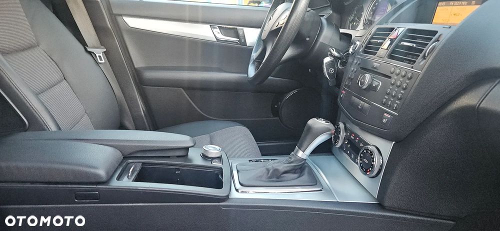 Mercedes-Benz Klasa C 180 BlueEFFICIENCY 7G-TRONIC Avantgarde - 31