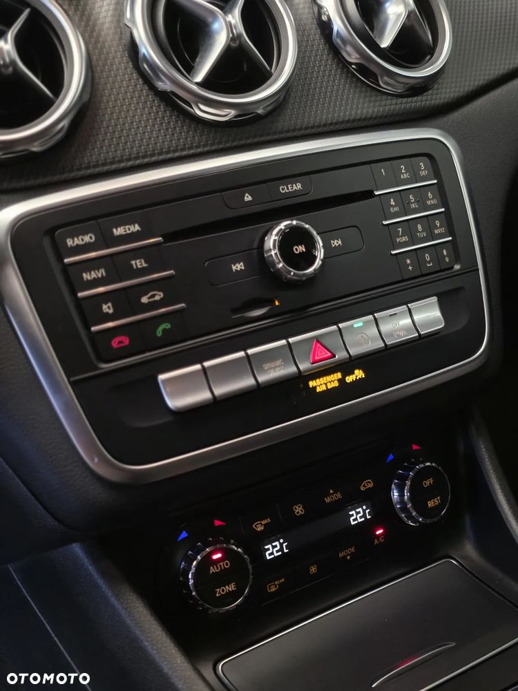 Mercedes-Benz GLA 180 7G-DCT - 12