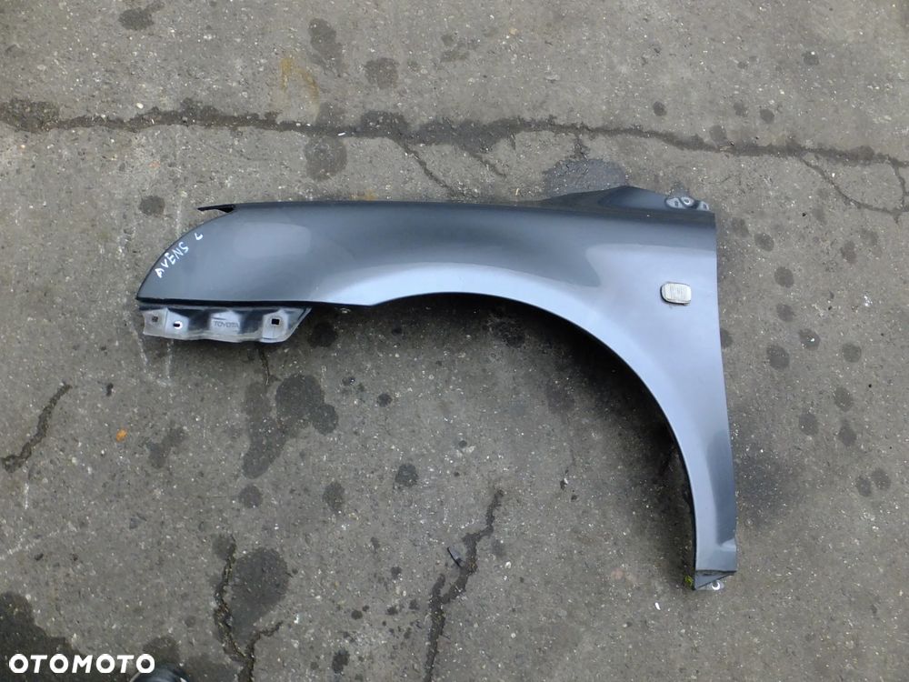 błotnik lewy przód toyota avensis T25 2006r