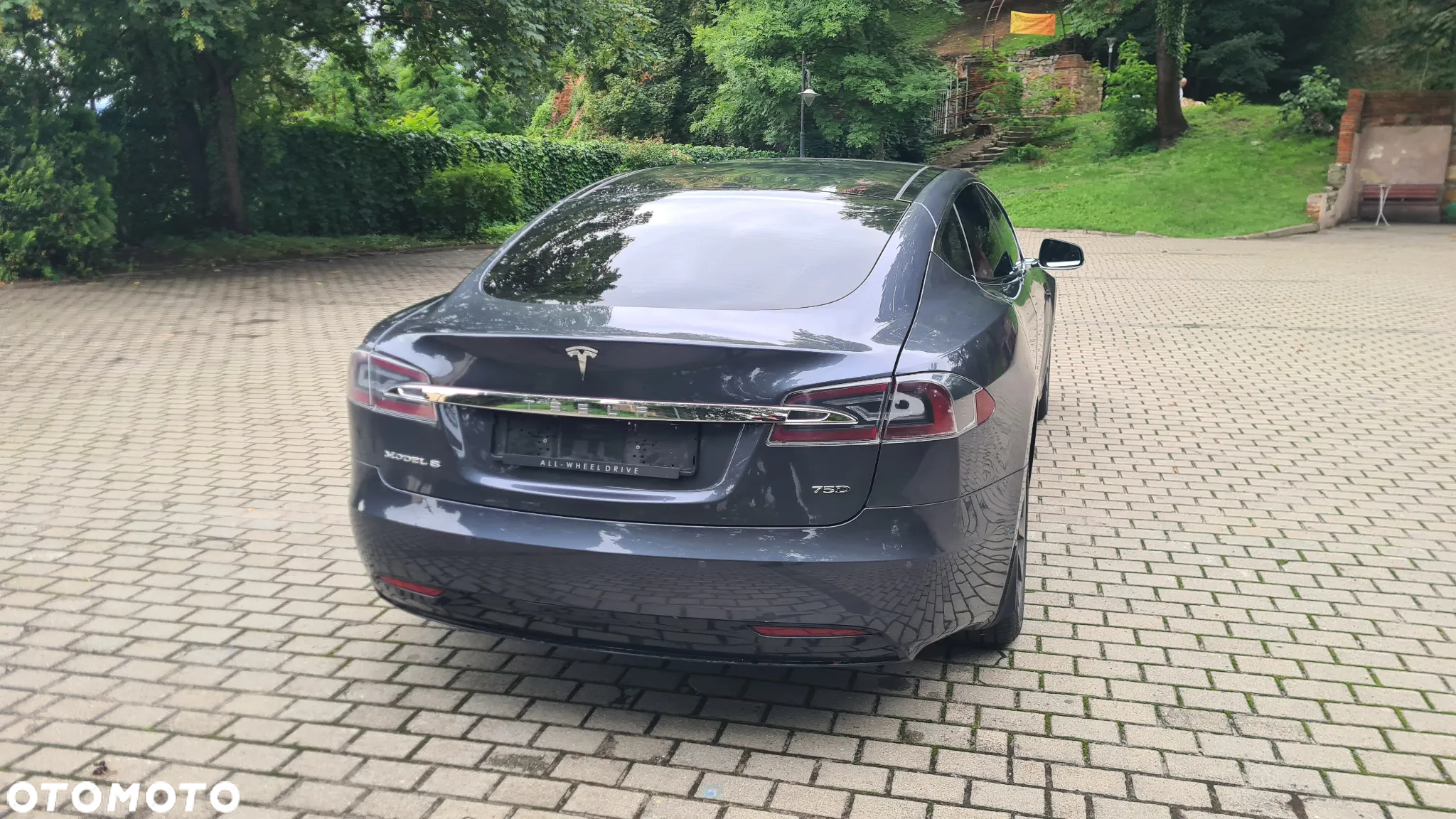 Tesla Model S - 8
