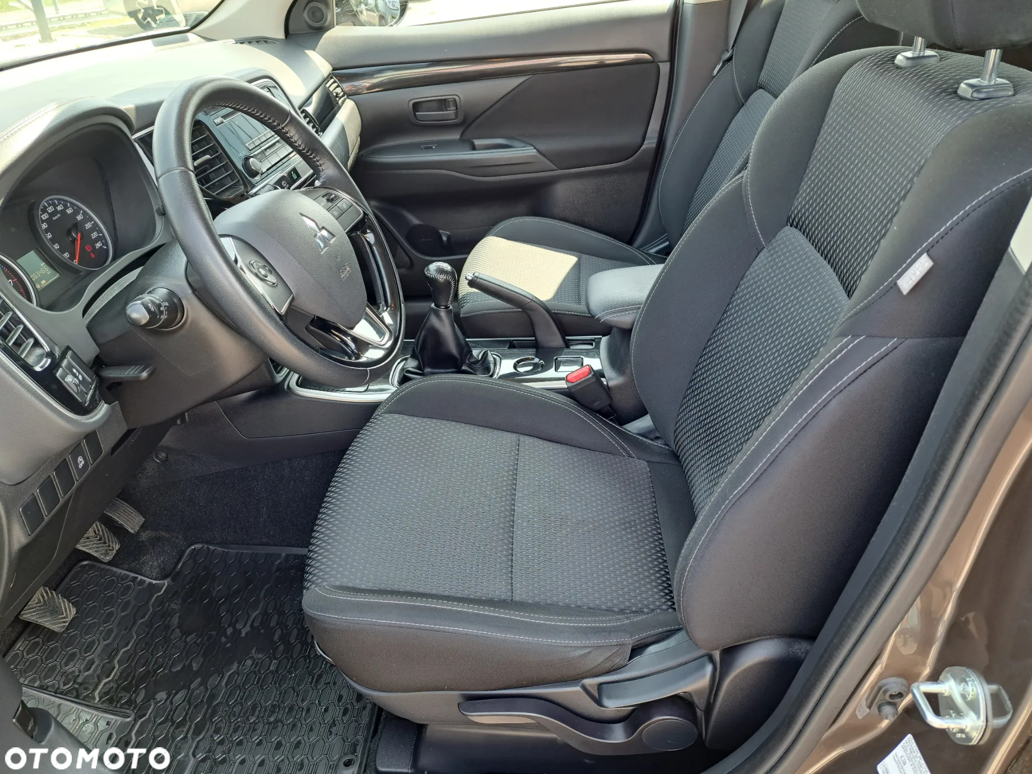 Mitsubishi Outlander 2.0 Invite + 2WD - 9