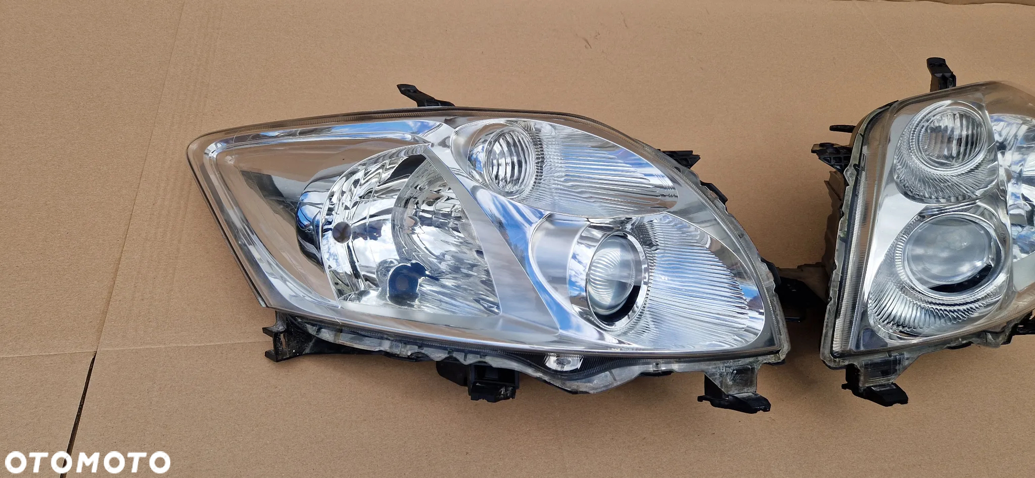 TOYOTA AURIS I LAMPA PRAWA LEWA EUROPA - 3