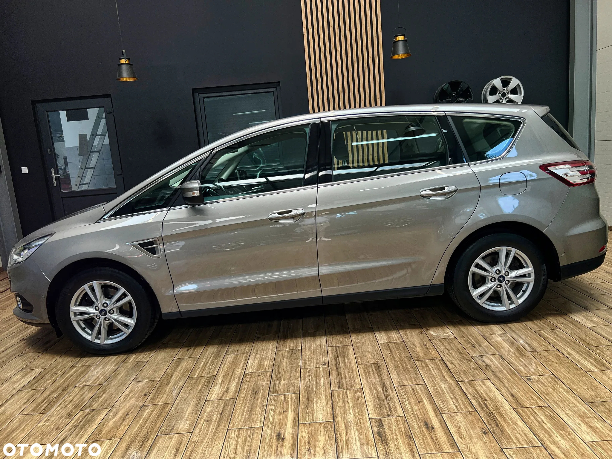 Ford S-Max - 12