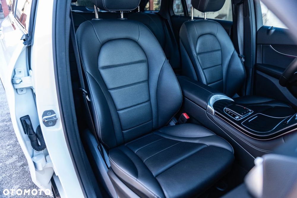 Mercedes-Benz GLC 300 4Matic 9G-TRONIC AMG Line Plus - 31