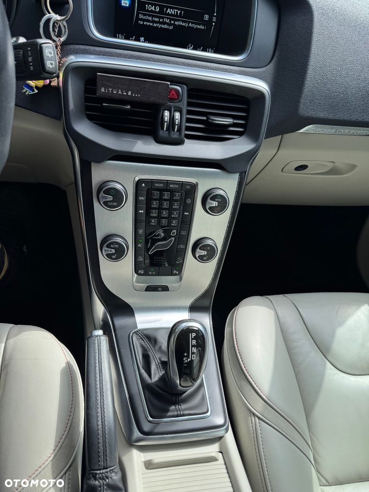 Volvo V40 Cross Country T4 Drive-E Ocean Race - 17