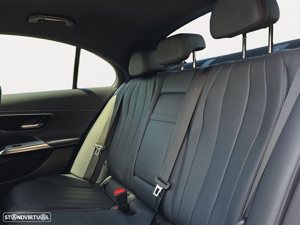 Mercedes-Benz E 220 — fotografia 14