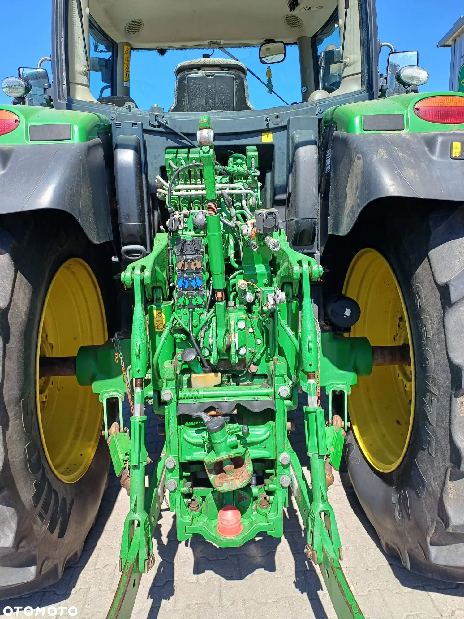 John Deere 6215R - 10