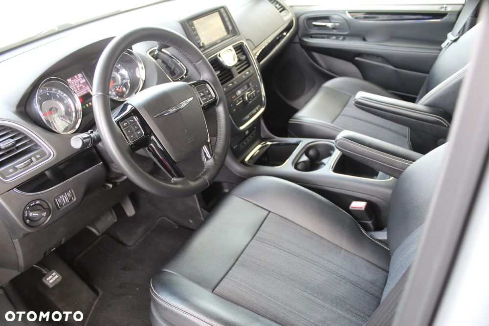 Chrysler Town & Country - 9
