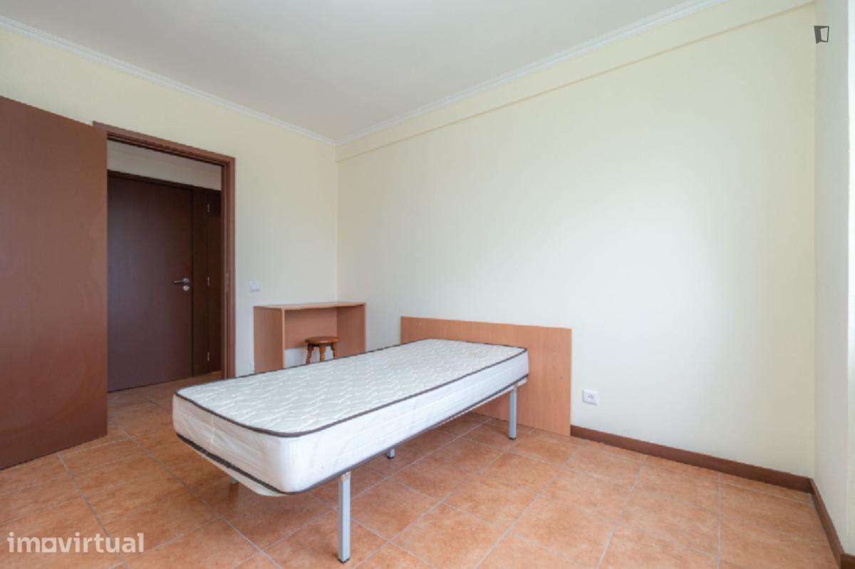 Quarto - localizado em São Martinho de Bispo Coimbra - Grande imagem: 2/18