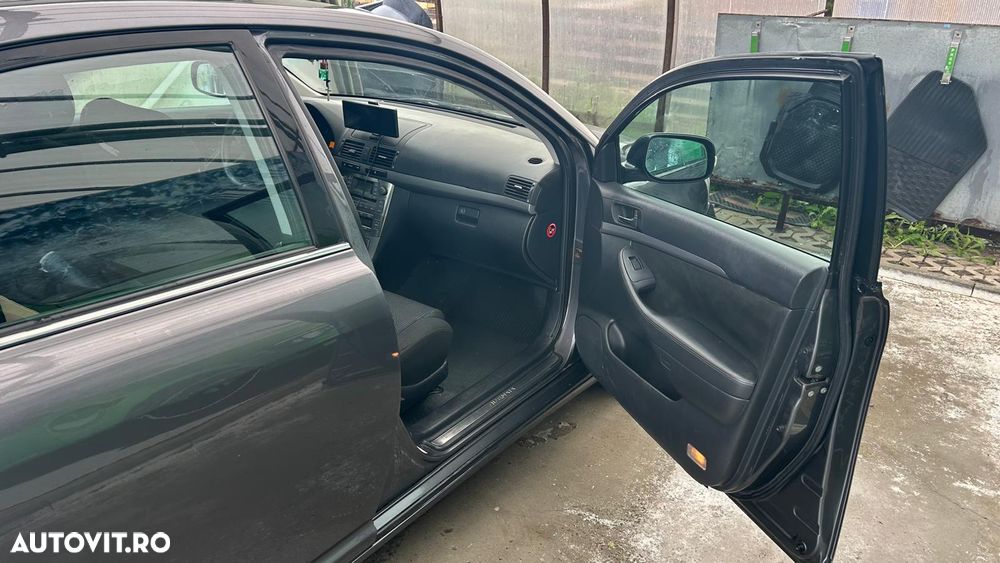 Toyota Avensis 1.6 Sedan Luna - 10
