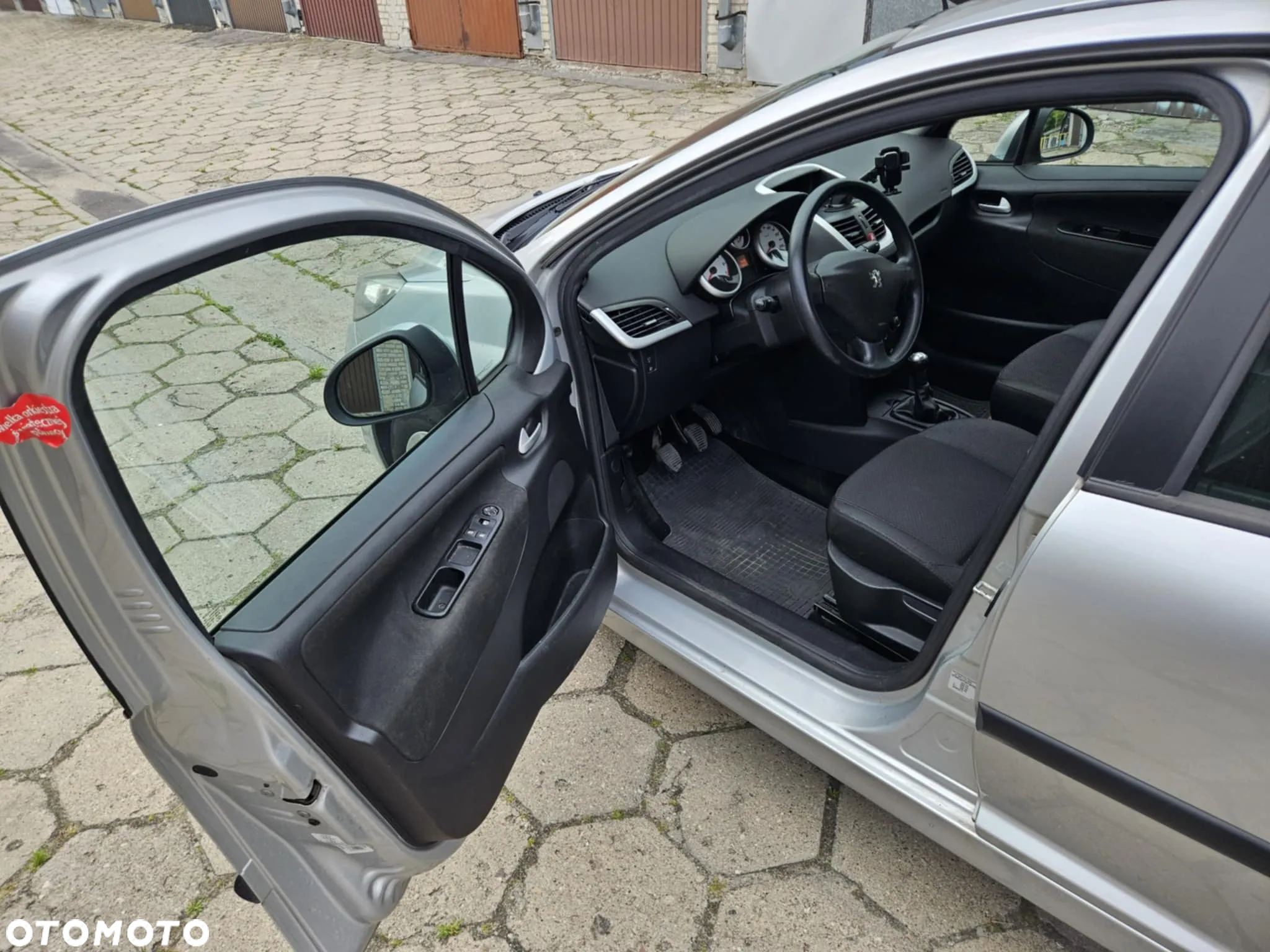 Peugeot 207 1.4 16V Trendy - 16