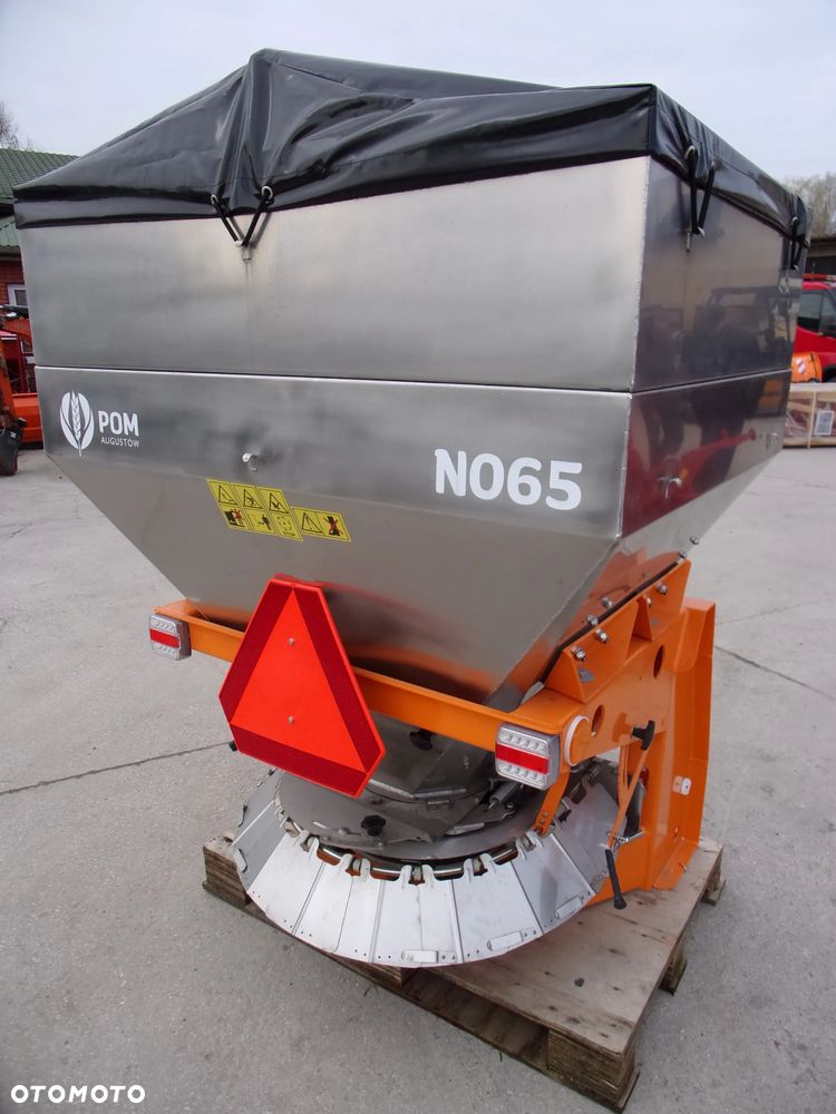 Pronar Posypywarka T-130, T-131, T-132, Piaskarka, Solarka, Rozsiewacz wapna i nawozów RCW, Piaskarka komunalna, solarka rozsiewacz piasku soli KŁOS, Rozsiewacz komunalny N 065 POM Augustów, Pług odśnieżny prosty, łamany, strzałka Ursus, Inter-Tech, Pronar - 17