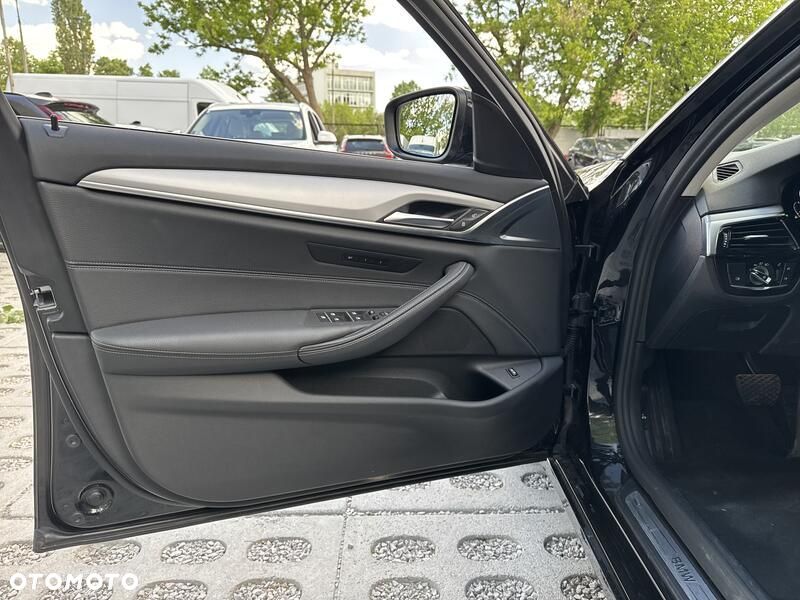 BMW Seria 5 530i xDrive mHEV - 16