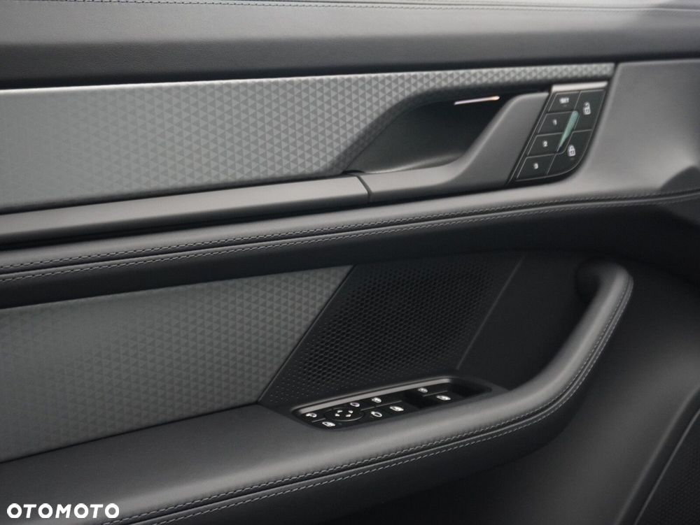 Porsche Taycan 105kWh 4S Black Edition - 23