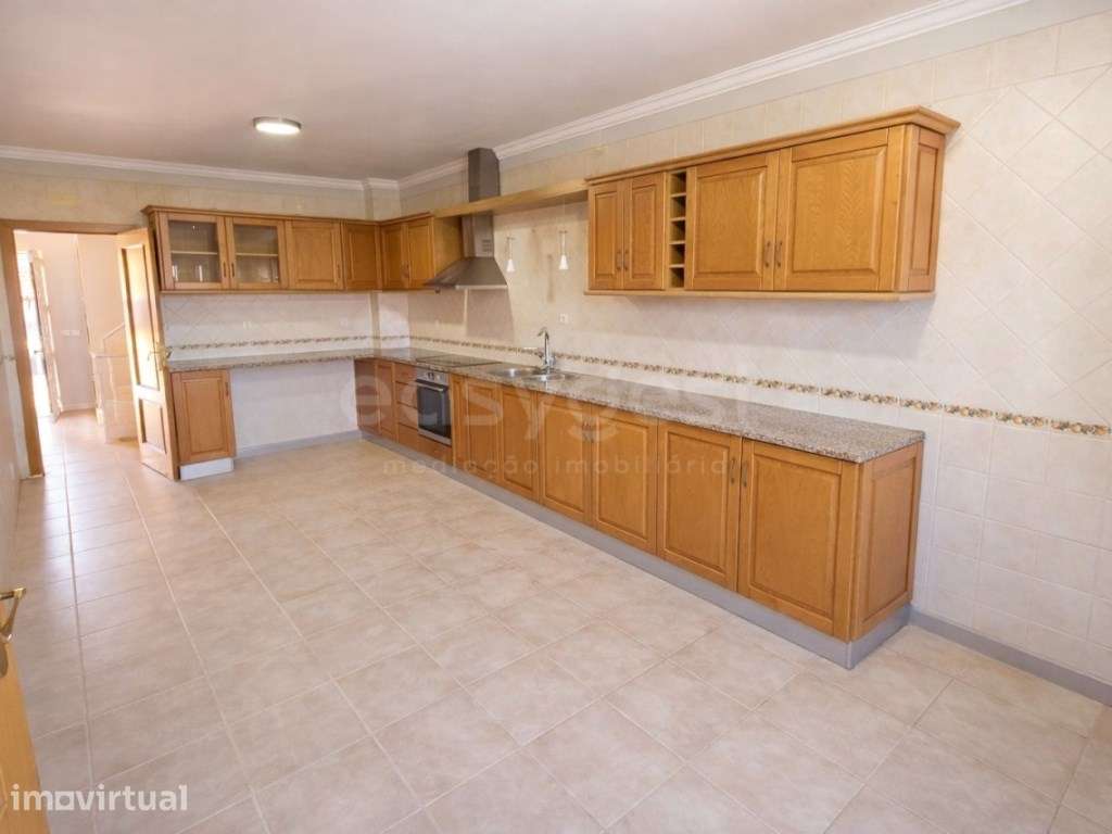Moradia T4 com piscina e terreno de 900m2 - Quinta da Serralheira -... - Grande imagem: 2/12