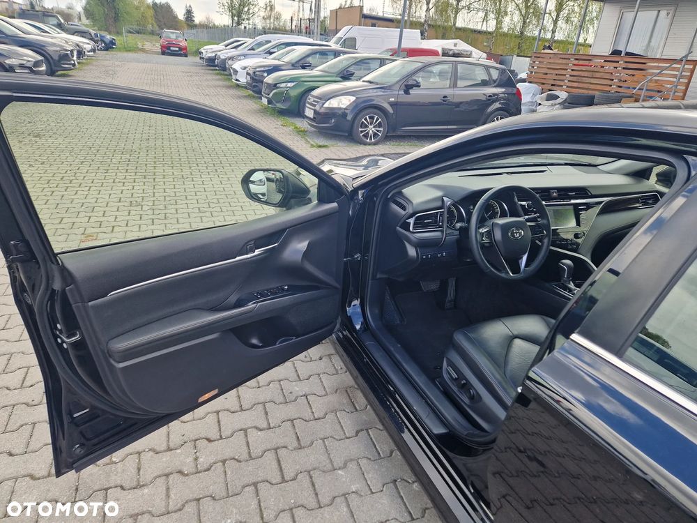 Toyota Camry Luxury - 11