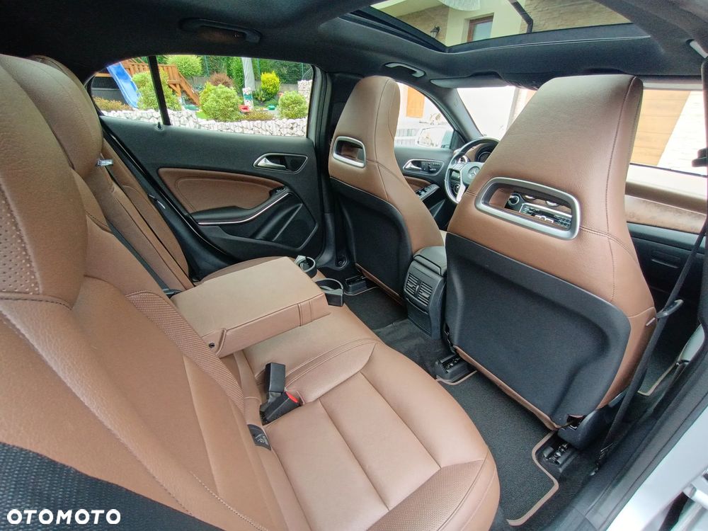 Mercedes-Benz GLA 250 4Matic 7G-DCT - 29