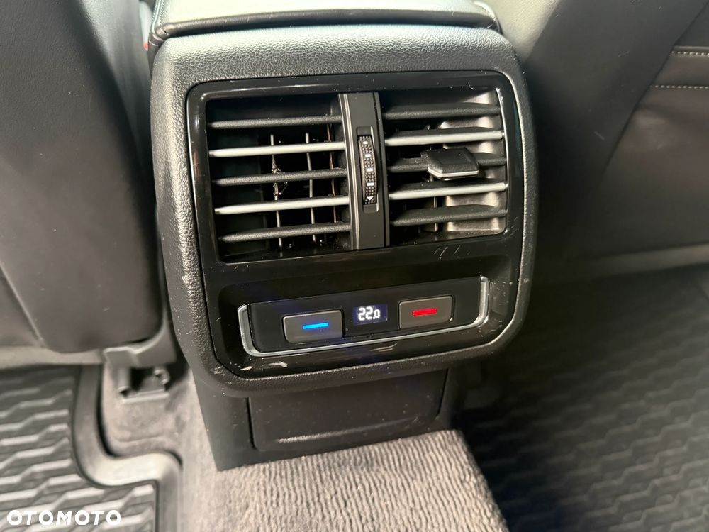 Volkswagen Passat Variant 2.0 TDI SCR DSG 4Motion Business - 27