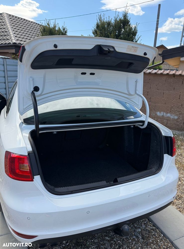 Volkswagen Jetta 2.0 TDI Highline - 19