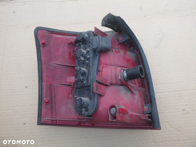 LAMPA PRAWY TYŁ PRAWA TYLNA AUDI A4 B6 KOMBI - 12