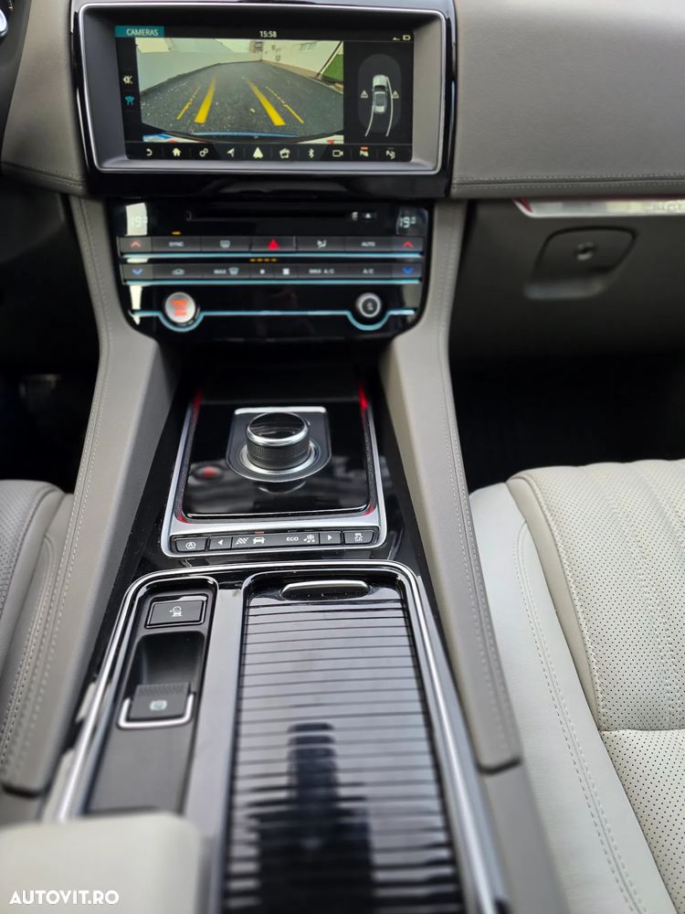 Jaguar F-Pace 30t AWD Portfolio - 14