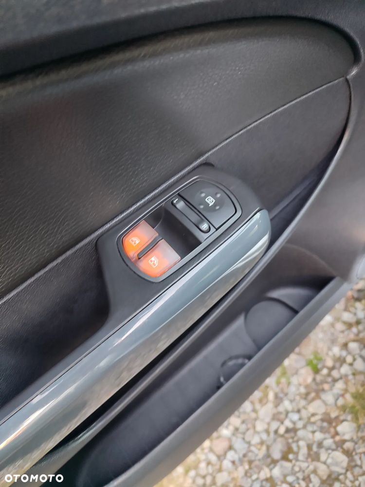 Opel Corsa 1.4 16V Cosmo - 26