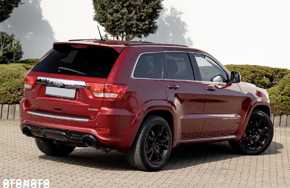 Jeep Grand Cherokee SRT8 - 11