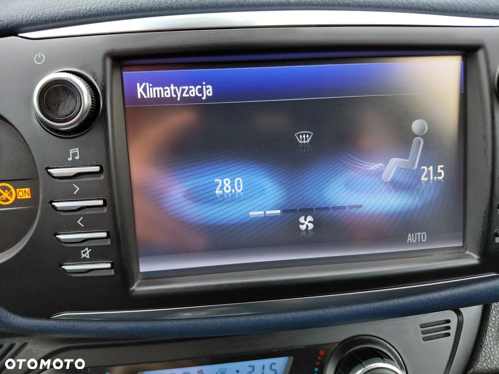 Toyota Yaris Hybrid 100 Selection Platinum - 26