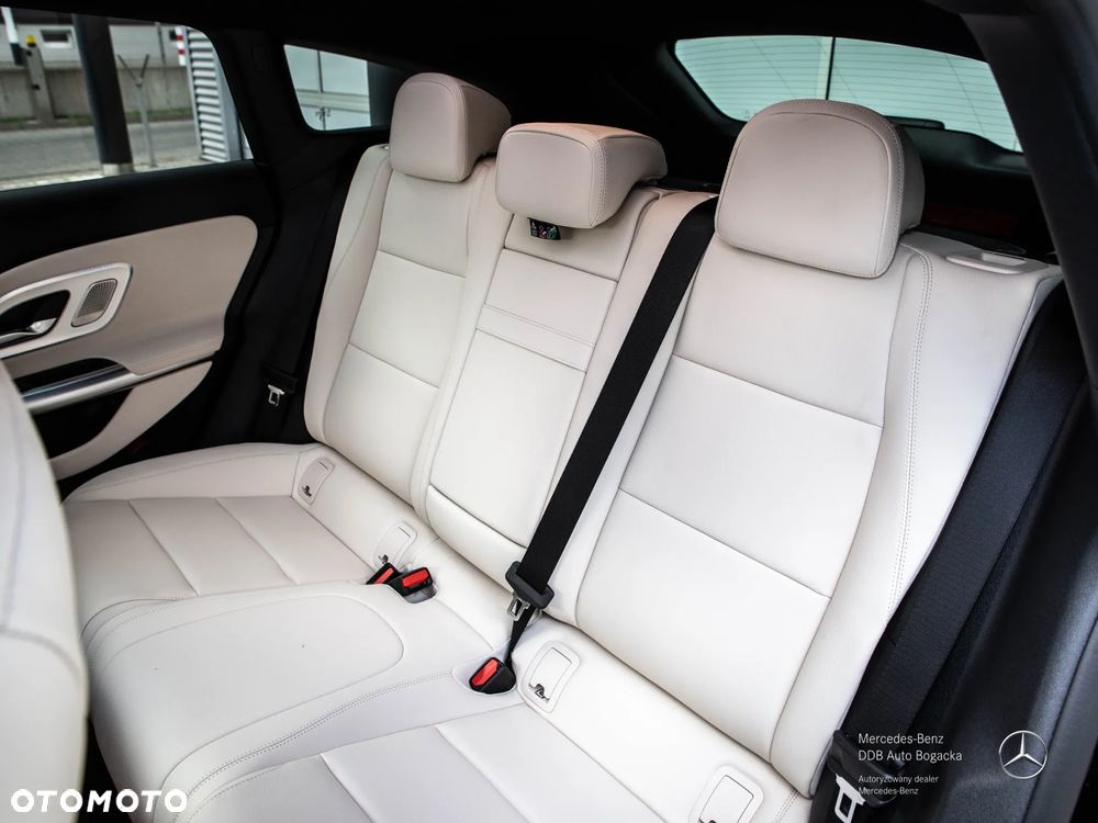 Mercedes-Benz CLA - 12