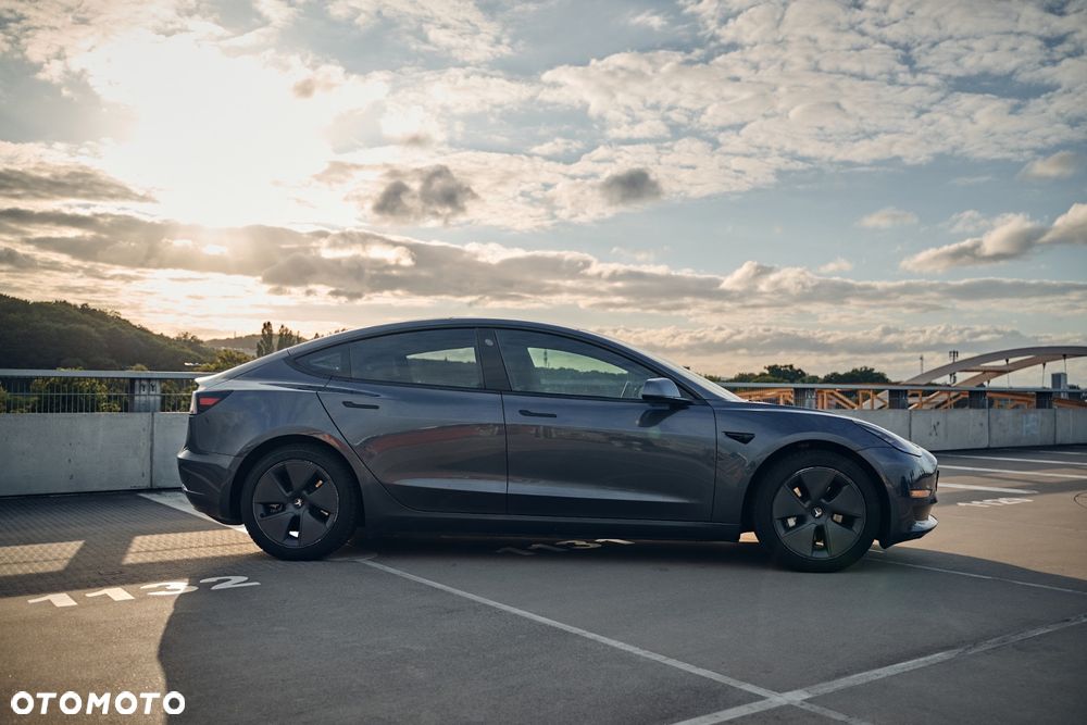 Tesla Model 3 - 4