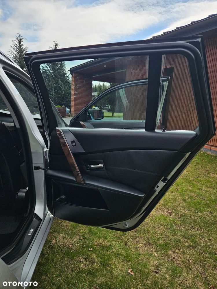 BMW Seria 5 525i Touring - 28