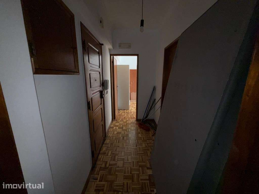 Apartamento T3 para modernização na zona de Pedralvas, Benfica. - Grande imagem: 3/13