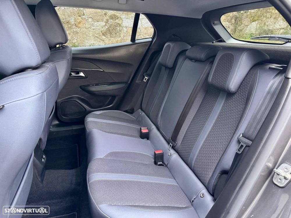 Peugeot 2008 1.2 PureTech Allure EAT8 - 28