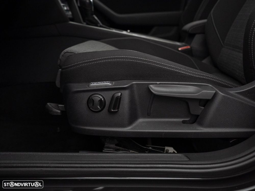 VW Passat Variant 2.0 TDI Business DSG - 17