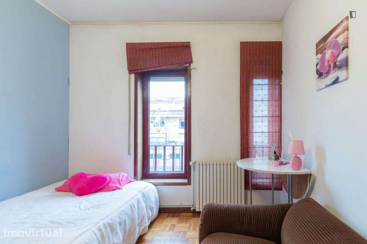 Quarto - localizado em Paranhos Porto - Grande imagem: 3/31