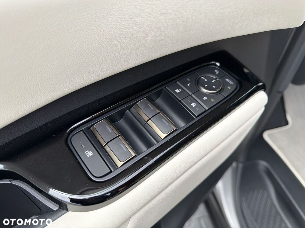 Lexus LM - 20