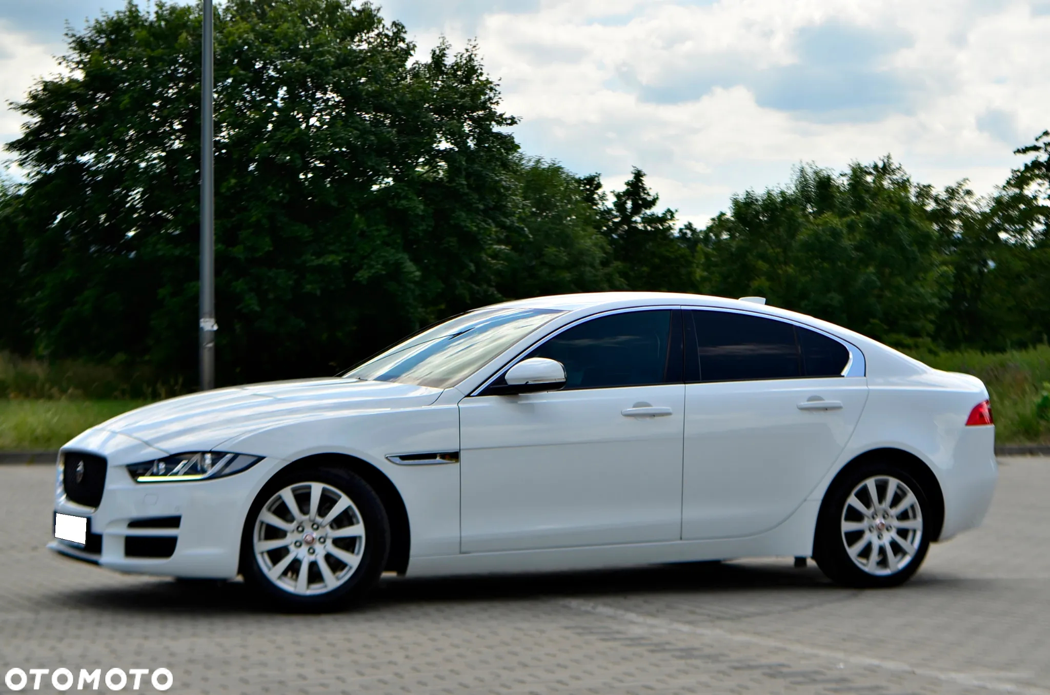 Jaguar XE 2.0 D Prestige - 4