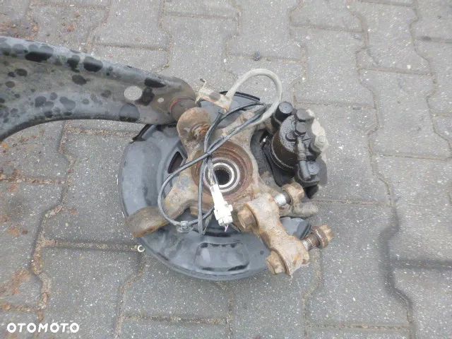 PIASTA PRAWY PRZÓD PRAWA PRZEDNIA TOYOTA YARIS II 1.3 ABS 05- - 6