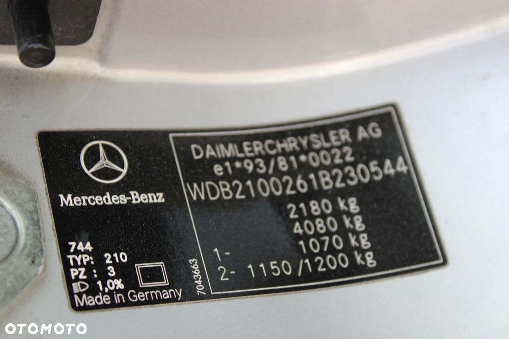 Mercedes W210 Sedan  Maska 744 Drzwi - 21