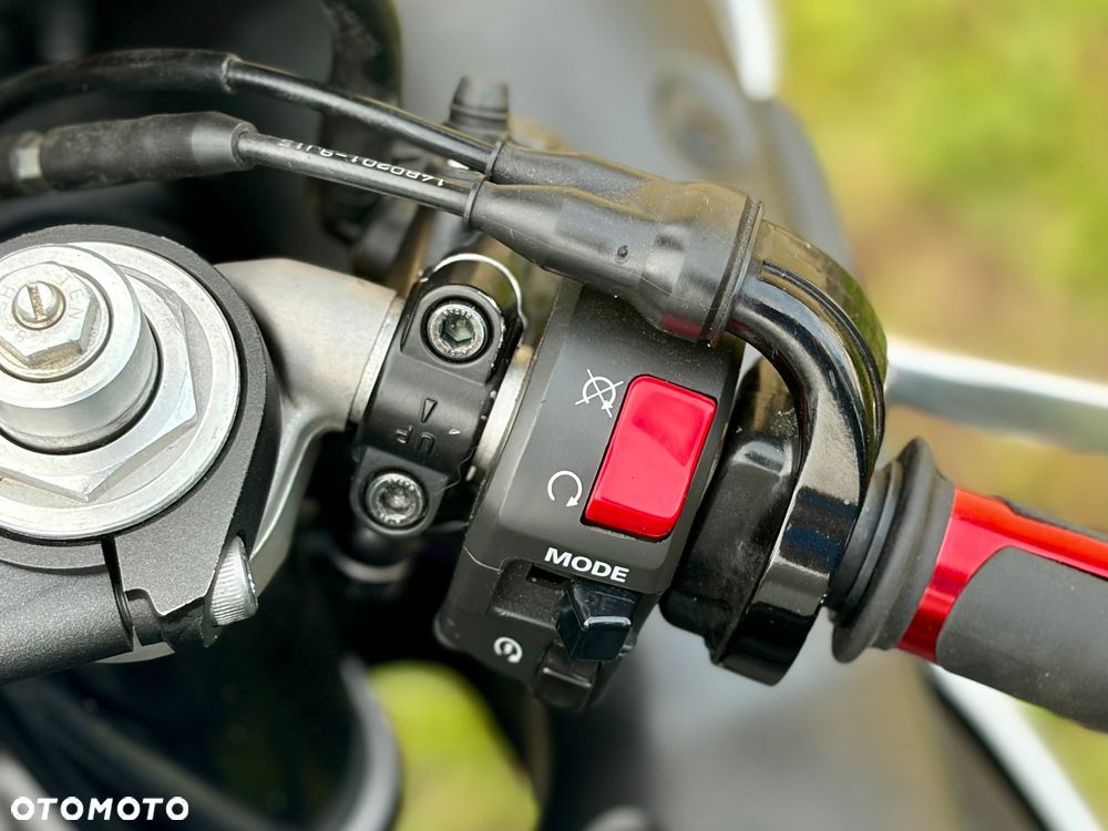 Yamaha R1 - 13