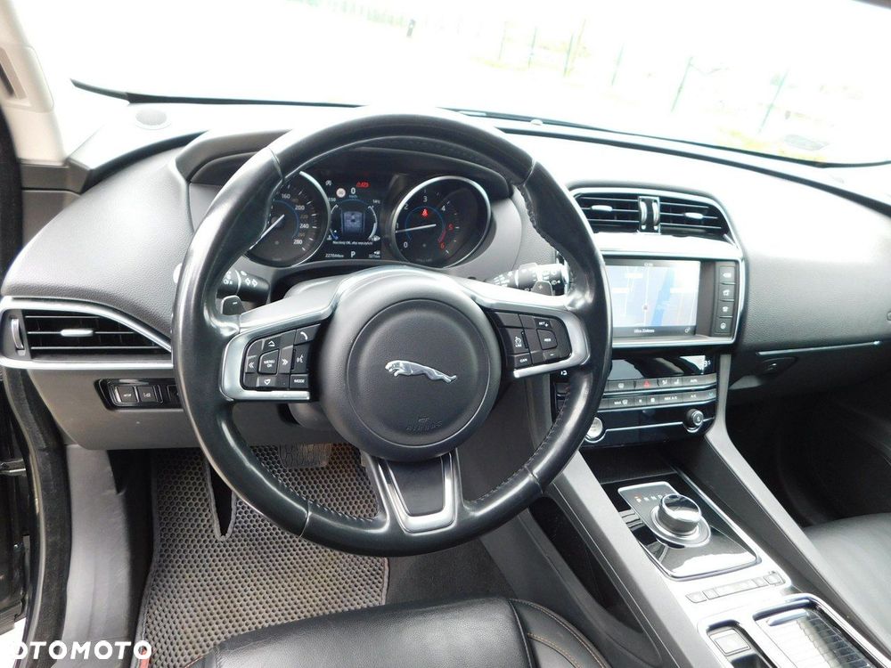 Jaguar F-Pace - 17