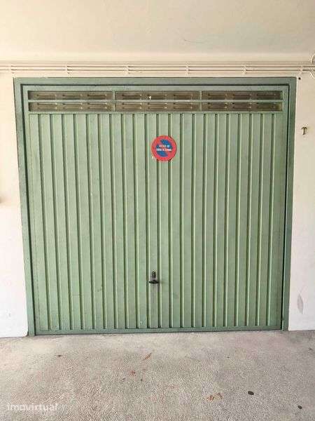 Aluga-se garagem em Arcozelo