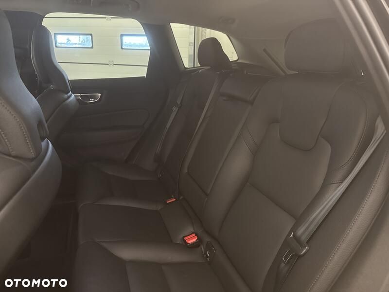 Volvo XC 60 B4 B Plus Dark - 16