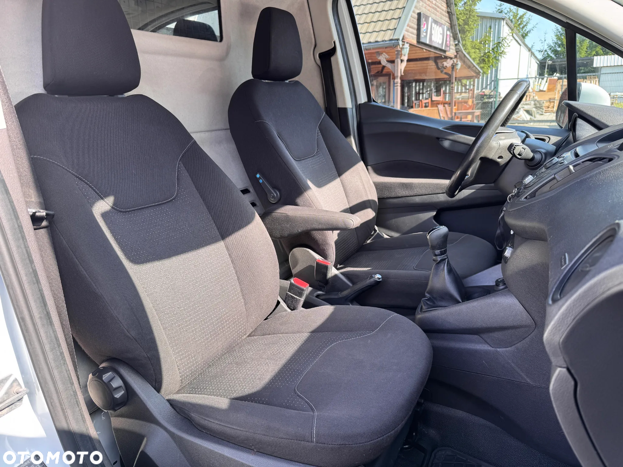 Ford Transit Courier - 12