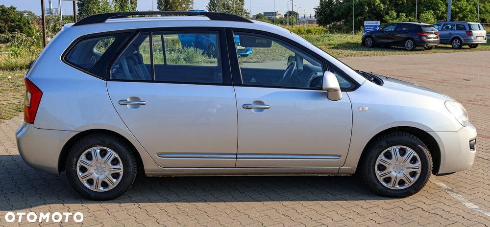 Kia Carens - 4