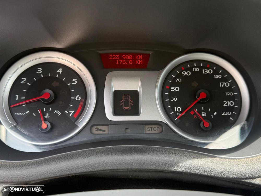 Renault Clio 1.2 16V Confort - 12