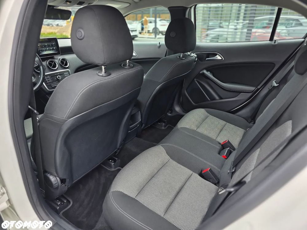 Mercedes-Benz GLA 180 7G-DCT Style - 27