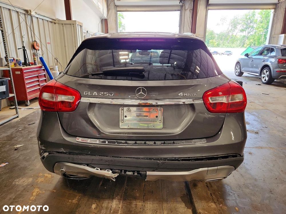 Mercedes-Benz GLA 250 4Matic 8G-DCT - 7