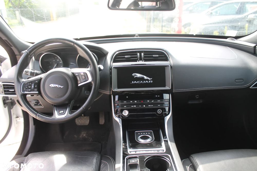Jaguar XE 20d R-Sport - 13