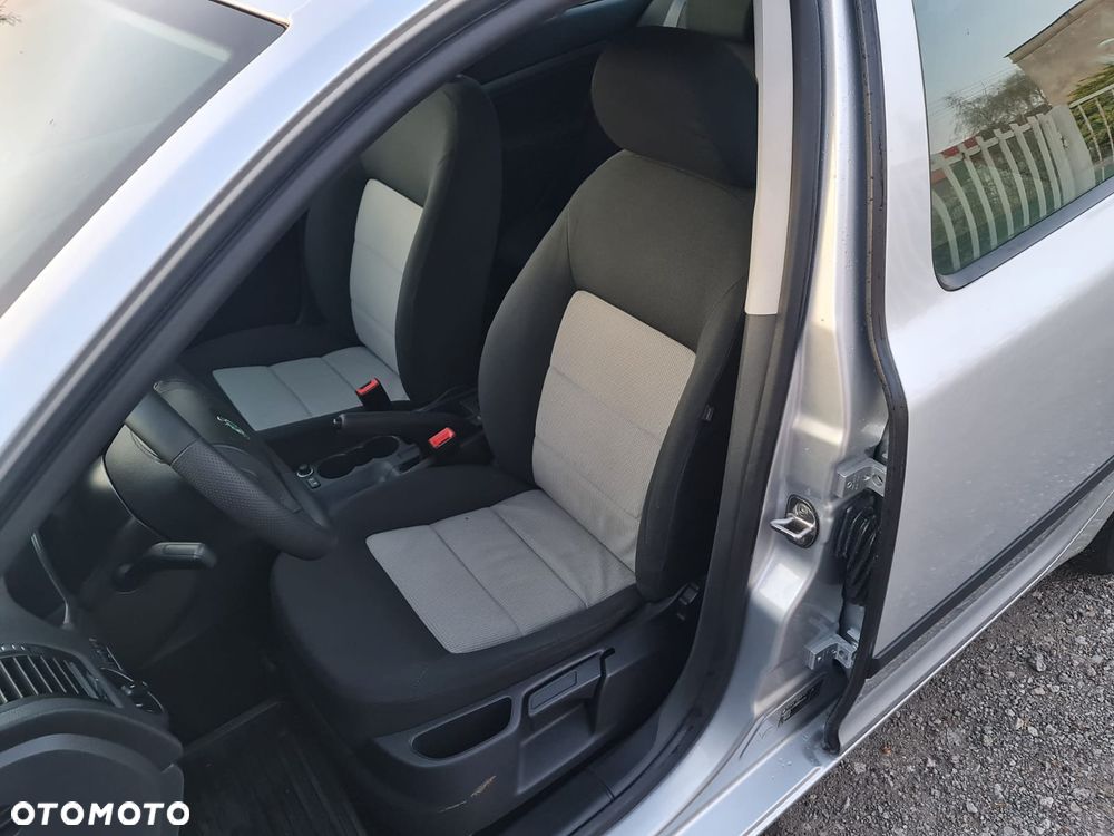 Skoda Octavia 1.6 Ambiente - 10